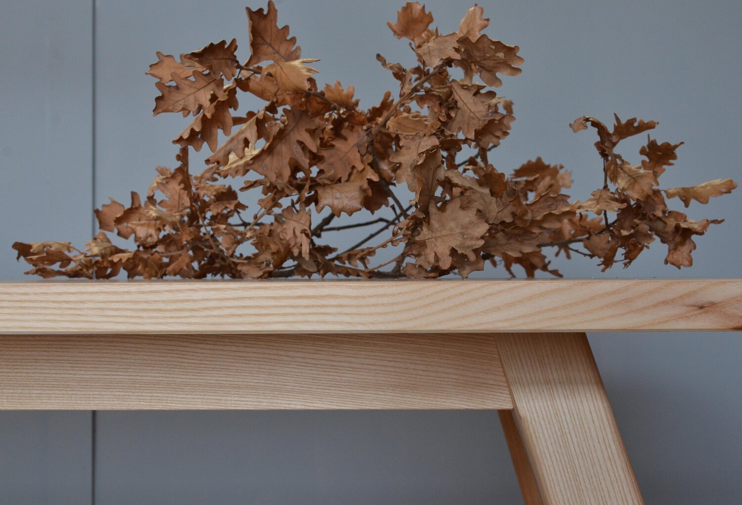 Table avec feuilles de chêne